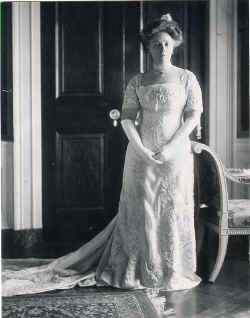 Helen Taft in her inaugural ball gown, 1909 Courtesy of Library of Congress.jpg (639093 bytes)
