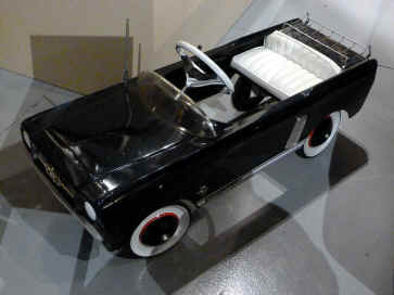 Ford Mustang pedal car.JPG (644621 bytes)
